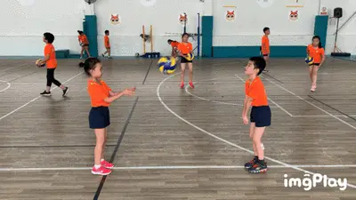 如何评价？CBA杯多人因地板贴纸滑倒引争议：希望引起重视